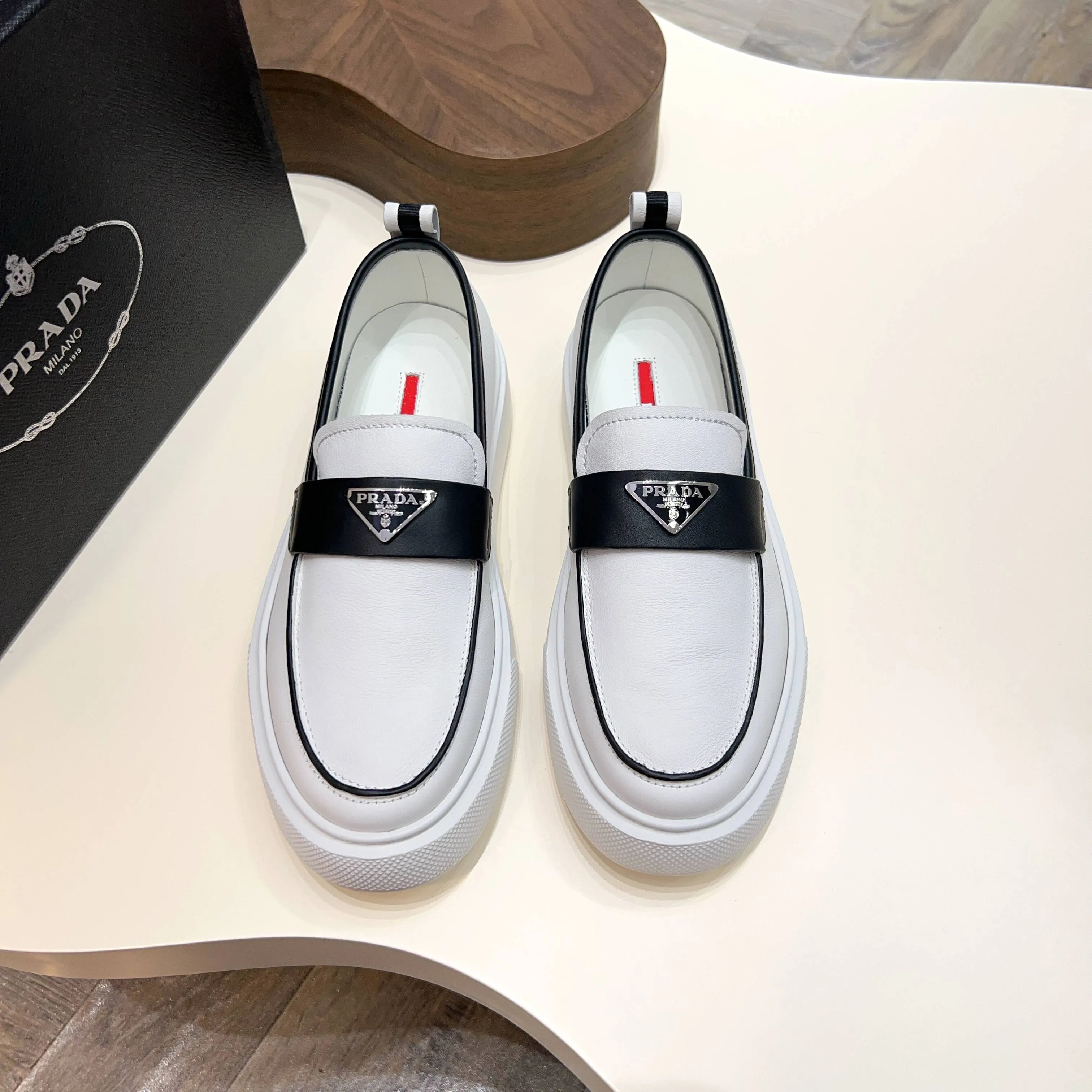 💰740 Thick-soled trendy brand (Prada) mainly promotes popular models, avant-garde and versatile fashionable men's shoes, private version molding, cowhide splicing 1:1 replica... fashionable, simple, elegant, more eye-catching and more classy, ​​it will subvert the old idea, a must-have for fashionistas who want to spend time with you! Must keep it! Tall and comfortable outsole, high-end quality workmanship. @ Code number: 39-44 38 45 can be ordered. Multiple colors are available.